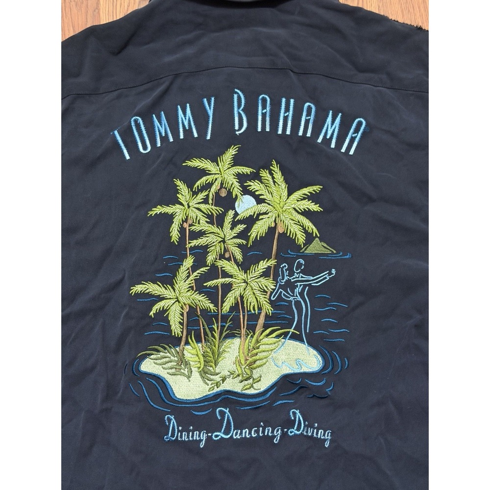 Tommy Bahama Mens Medium Silk Camp Shirt Embroidered Back Island Graphic